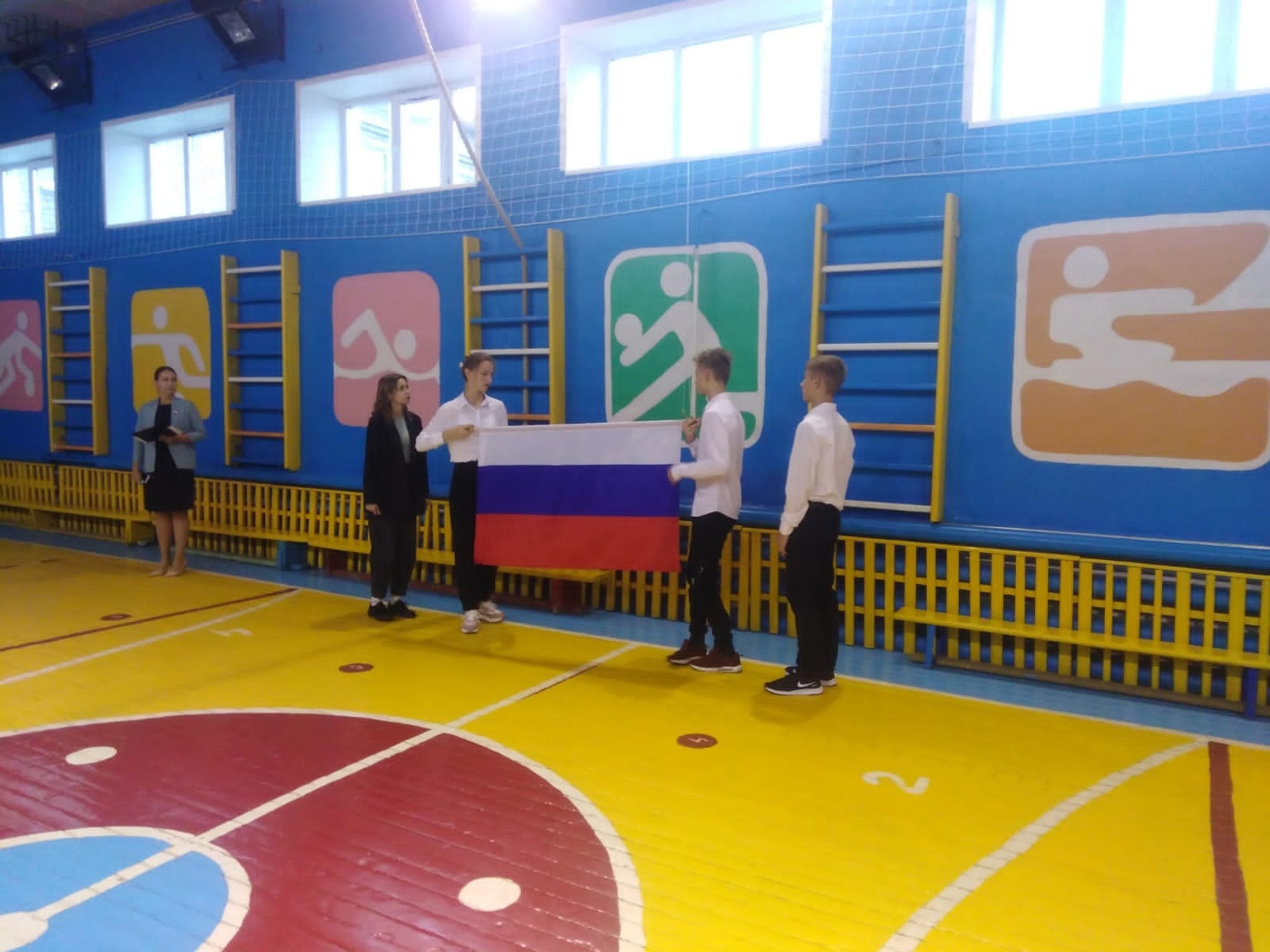 Церемония поднятия флага РФ